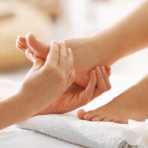 Asiakas nauttii jalkahoidosta kauneushoitola Sv Esteticissä