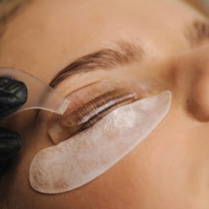 Asiakas ripsien ja kulmien laminoinnissa Sv Esteticissä